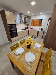 Kuchyň nebo kuchyňský kout v ubytování Linda Casa 2 qrts Churrasqueira garagem Resende RJ