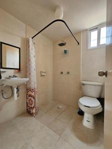 a bathroom with a toilet and a sink and a shower at Sensity home Casa Flores, Hogareña y encantadora in Tehuacán