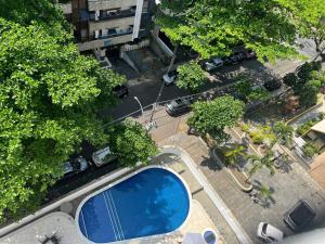 une vue aérienne d'une piscine dans un parking dans l'établissement APT Duplex 5min da praia - Circuito Carnaval, à Salvador