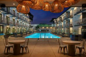 The Lum Hotel Los Angeles Stadium District内部或周边的泳池