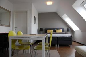 a living room filled with furniture and a table at Kunsthaus Apartments in Vienna
