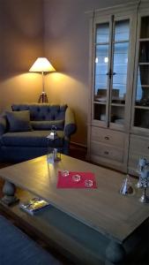 Una sala de estar con un sofá y una mesa de café. en Vacation Home Casa Fratelli, en Brujas
