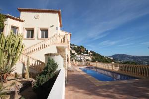 モライラにあるMimo - sea view villa with private pool in Moraira-Teuladaのスイミングプール付きのヴィラ、家