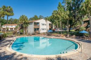 a large swimming pool with chairs and umbrellas at Sweetwater 5f I Beautiful 1bd Apt I Free Parking in Gainesville