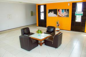 ein Wartezimmer mit einem Tisch und vier Stühlen in der Unterkunft Hotel Jarumã in Abaetetuba