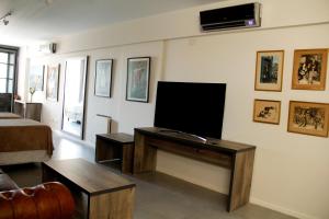 TV i/ili multimedijalni sistem u objektu Rivadavia Apartment