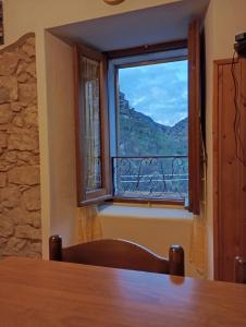 a table and a window with a view at La casetta di Anna in Villalago
