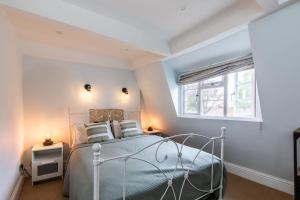 a bedroom with a bed and a window at Charming Cottage - Country Views in Bath