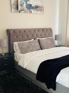 Un dormitorio con una cama grande con cabecero marrón. en Dune crest, en Ciudad del Cabo