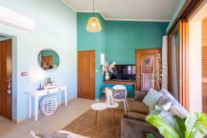 TV a/nebo společenská místnost v ubytování Stylish Apartment with Pool Near Jan Thiel Beach