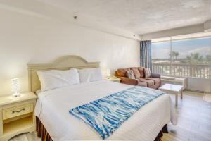 Postel nebo postele na pokoji v ubytování Steps to Daytona Beach Sunny Studio