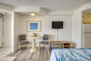 TV a/nebo společenská místnost v ubytování Steps to Daytona Beach Sunny Studio