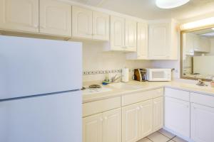 Kuchyň nebo kuchyňský kout v ubytování Steps to Daytona Beach Sunny Studio