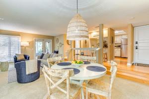 une salle à manger et un salon avec une table et des chaises dans l'établissement Resort Perks Beach Access Condo in Hilton Head, à Île de Hilton-Head