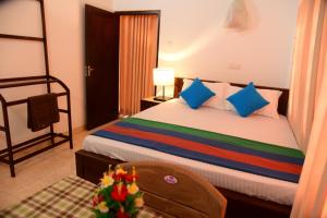 Un dormitorio con una cama con una mesa y una silla. en Harbour Villa, en Dodanduwa