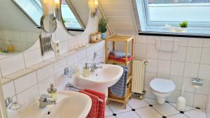 Bilik mandi di 4 Sterne Ferienhaus Marlene mit großem Garten +48 gambar