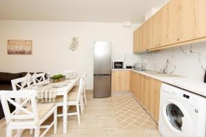 Kuchyň nebo kuchyňský kout v ubytování Square home + 12 fotografií