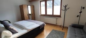 sypialnia z łóżkiem i oknem w obiekcie Ferienwohnung Hafner w Mayrhofen