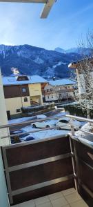 balkon z widokiem na parking z samochodami w obiekcie Ferienwohnung Hafner w Mayrhofen
