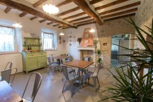 een keuken en eetkamer met tafels en stoelen bij Verdenoce Agriturismo B&B in Borzano