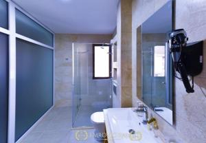 Koupelna v ubytování HOTEL EMROVIC RAJ