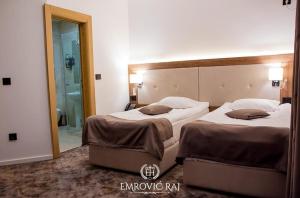 Postel nebo postele na pokoji v ubytování HOTEL EMROVIC RAJ