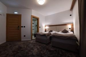 Postel nebo postele na pokoji v ubytování HOTEL EMROVIC RAJ