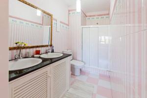 A bathroom at CAMINHOS DE SANTIAGO - VillaMaria BEACH HOUSE