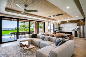 ポトレロにあるBeachfront Pool 5 BD Villaのソファとテーブルのあるリビングルーム