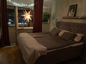 Giường trong phòng chung tại Lägenhet mitt i City