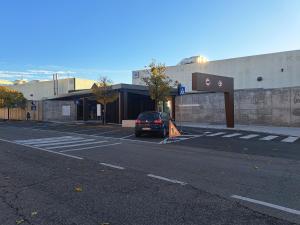 El barrio en el que está el departamento o un barrio cercano