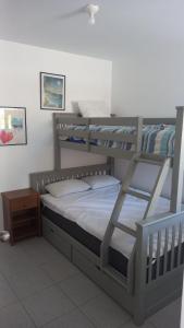 a bedroom with two bunk beds in a room at Departamentos Cerro Azul P2 in Cerro Azul