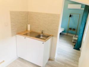 Koupelna v ubytování Maisonnette T1 au calme à 1min à pied de la gare SNCF
