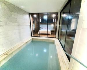 Bazén v ubytování HOTEL EMROVIC RAJ nebo v jeho okolí