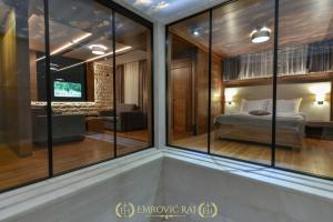 Postel nebo postele na pokoji v ubytování HOTEL EMROVIC RAJ