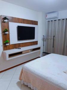 Μια τηλεόραση ή/και κέντρο ψυχαγωγίας στο Apartamento Meia Praia - Portal das Flores