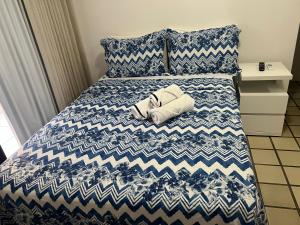 une chambre avec un lit avec deux serviettes dessus dans l'établissement APT Duplex 5min da praia - Circuito Carnaval, à Salvador