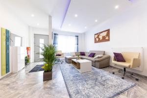 a living room with a couch and a table at Rheinland Apartments - Stilvolle, moderne Unterkunft mit kostenfreiem WLAN und Parkplatz in Andernach