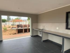 Kuchyň nebo kuchyňský kout v ubytování Unit B1 Motswedi Place