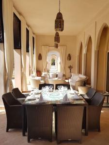 a large dining room with a table and chairs at Villa Alcázar Marrakech in Had Abdallah Rhiat