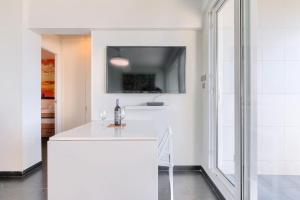 a white kitchen with a sink and a window at Vistas 180º, al mar, puesta de sol, Free Wifi-parking in Bakio
