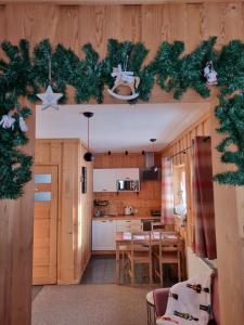 een keuken en eetkamer met kerstdecoraties aan de muur bij Podhalańska Chatka Zakopane in Zakopane