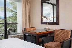 Postel nebo postele na pokoji v ubytování Maui Coast Hotel