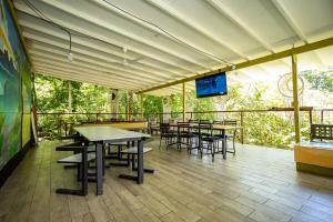 TV a/nebo společenská místnost v ubytování Manuel Antonio Hostel