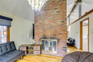 Predel za sedenje v nastanitvi Peek-a-Boo Lake Views and Yard Windham Home