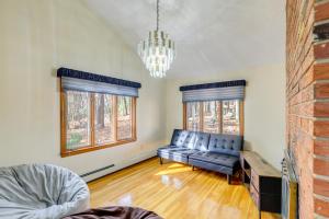 Predel za sedenje v nastanitvi Peek-a-Boo Lake Views and Yard Windham Home