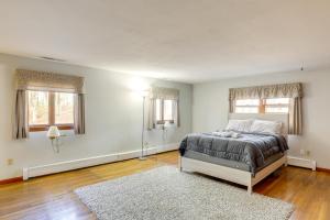 Postelja oz. postelje v sobi nastanitve Peek-a-Boo Lake Views and Yard Windham Home