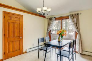 Fotografija v galeriji nastanitve Peek-a-Boo Lake Views and Yard Windham Home v mestu Salem