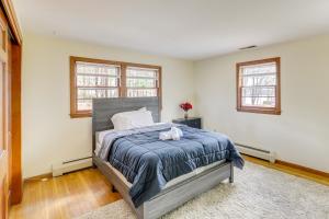 Postelja oz. postelje v sobi nastanitve Peek-a-Boo Lake Views and Yard Windham Home
