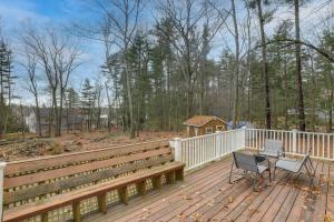 Fotografija v galeriji nastanitve Peek-a-Boo Lake Views and Yard Windham Home v mestu Salem